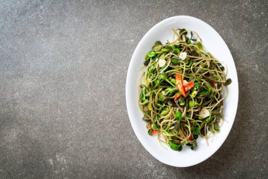 Istiridye sosu ile Kızarmış ayçiçeği Sprout