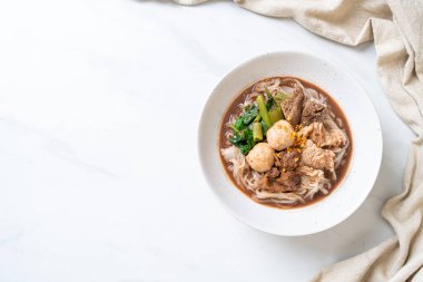 Demlenmiş Domuz eti ile pirinç şehriye çorbası