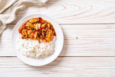 tavada kızartılmış ahtapot veya kalamar ve Korece baharatlı (osam bulgogi yapıştırmak