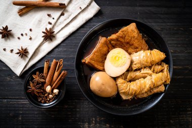 kahverengi sosu veya tatlı sos haşlanmış yumurta