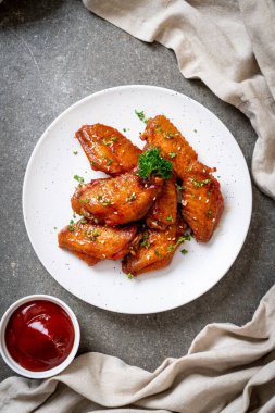 Barbekü tavuk kanatları beyaz susam ile