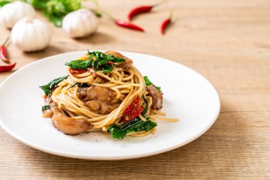 tavuk ve fesleğen ile karıştırın-kızarmış spagetti