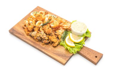 soslu kızarmış deniz ürünleri (mürekkep, karides, midye)