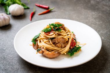 tavuk ve fesleğen ile karıştırın-kızarmış spagetti