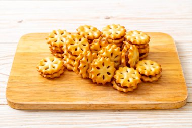 ananas reçel ile bisküvi