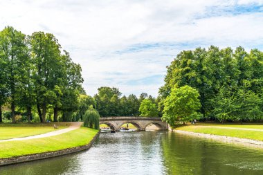 Cambridge'de Cam Nehri üzerindeki köprü