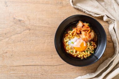 Kimchi ve yumurta ile Kore anlık erişte