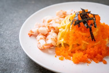 karidesler ve karides yumurtası ile spagetti kremsi