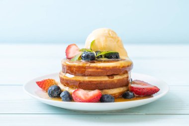 yaban mersini, çilek, bal ve vanilya buz-cr ile gözleme