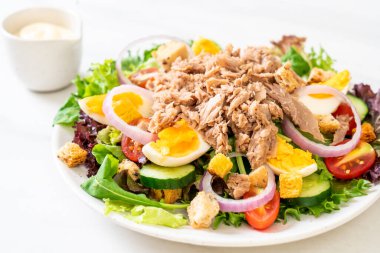 Sebze salatası ve yumurta ile tuna
