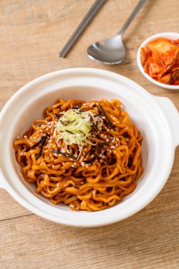Kore sıcak ve baharatlı anlık noodle kimchi ile