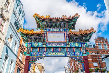 Geleneksel Çin tasarımlarıyla Londra Çin Mahallesi giriş kapısı, En