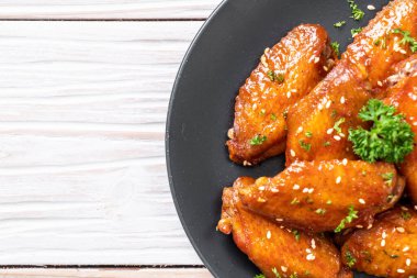 Barbekü tavuk kanatları beyaz susam ile