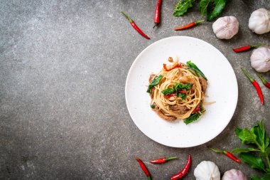 tavuk ve fesleğen ile karıştırın-kızarmış spagetti