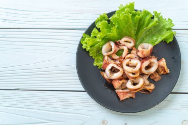 plaka üzerinde ızgara kalamar