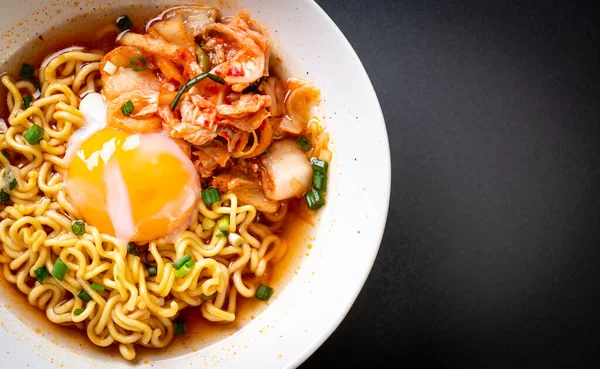 Korean instant noodles with kimchi and egg — Stock Photo, Image