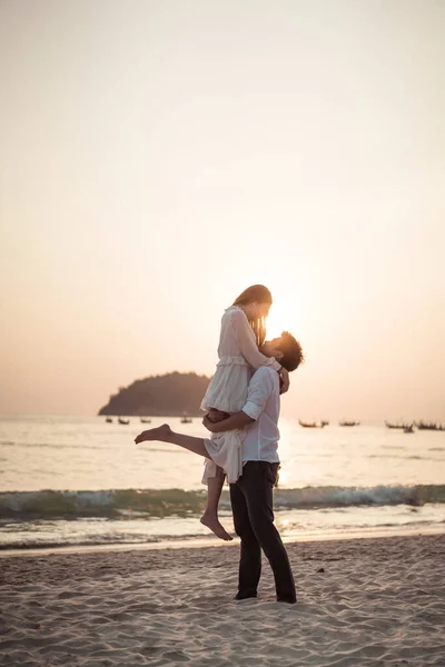 Joyeux couple voyageant en lune de miel sur une plage de sable tropical à su — Photo