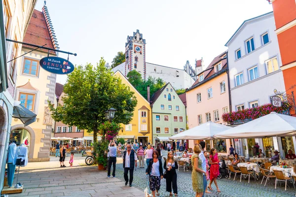 Füssen, deutschland - 28.08.2018: strassencafé in der füssener Altstadt — Stockfoto