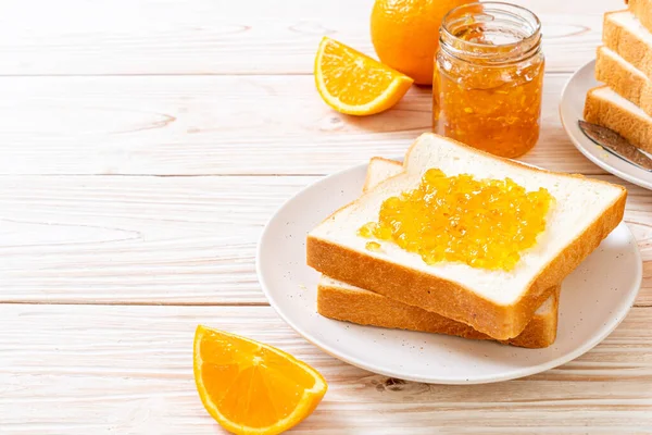 Fatias de pão com geléia de laranja — Fotografia de Stock