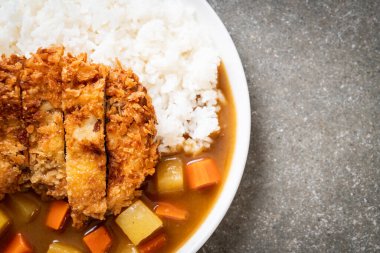 Çıtır çıtır kızarmış domuz pirzola köri ve pilav ile 