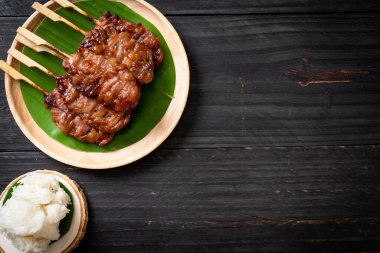 saptırılmış süt domuz beyaz yapışkan pirinç ile ızgara