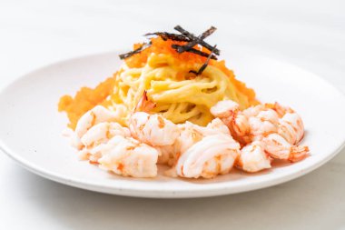 karidesler ve karides yumurtası ile spagetti kremsi