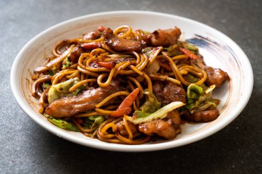 tavada kızartılmış yakisoba noodle domuz eti ile