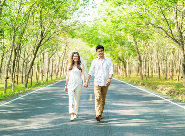 Feliz asiático pareja en amor en camino con árbol arco —  Fotos de Stock