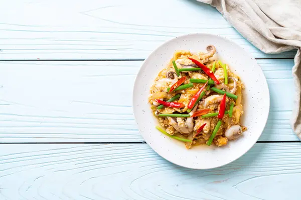 Tavada kızartılmış kalamar ve ahtapot tuzlu yumurta ile