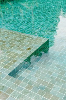 Yüzme havuzunda merdiven 