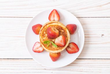 Taze çilek ile gözleme