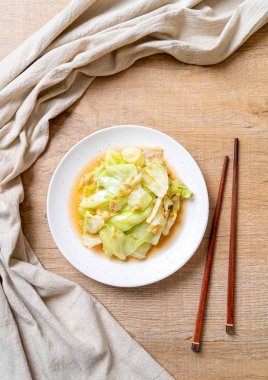 Balık soslu tavada kızartılmış lahana