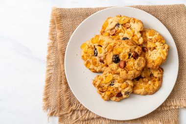 Mısır gevreği üzüm ve badem ile kurabiye