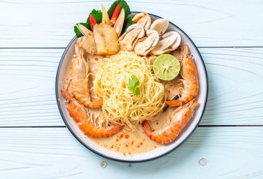 Baharatlı karides spagetti makarna (Tom Yum Goong)