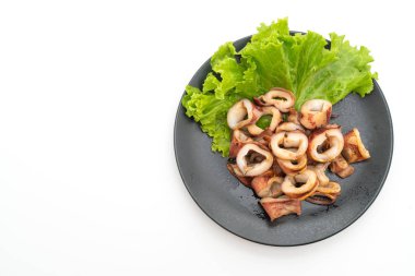 Siyah tabakta ızgara kalamar.