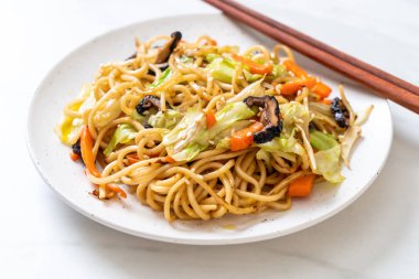 tavada kızartılmış yakisoba noodle sebzeli