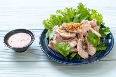 Haşlanmış balık dip sos ile