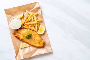 Kızartmalı balık ve patates kızartması.