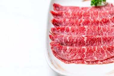 Mermer dokusuyla kesilmiş taze et.