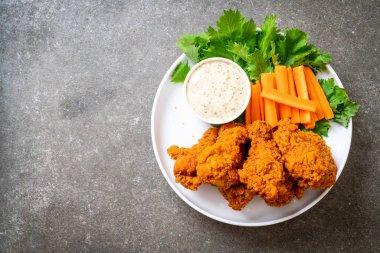 Kızarmış baharatlı tavuk kanadı