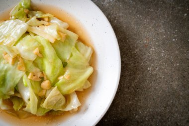 Balık soslu tavada kızartılmış lahana