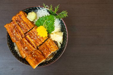eel (Unagi) pirinç kase (donburi tepesinde)