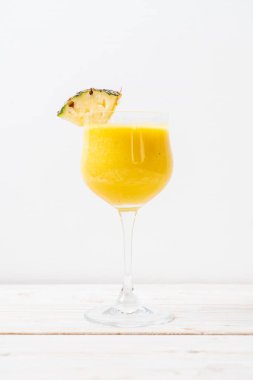 taze ananas güler yüzlü cam ahşap masa üzerinde