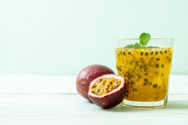 taze ve buzlu tutku meyve suyu