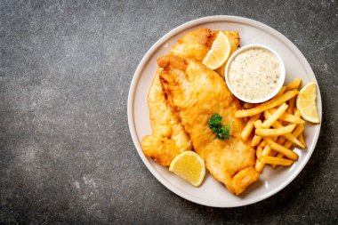 Kızartmalı balık ve patates kızartması.