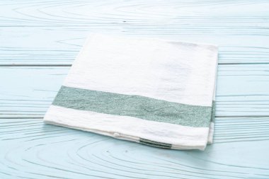 mutfak bezi (peçete) mavi ahşap zemin üzerine