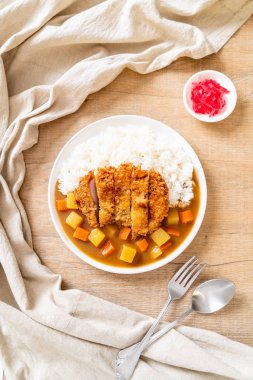 Çıtır çıtır kızarmış domuz pirzola köri ve pilav ile 