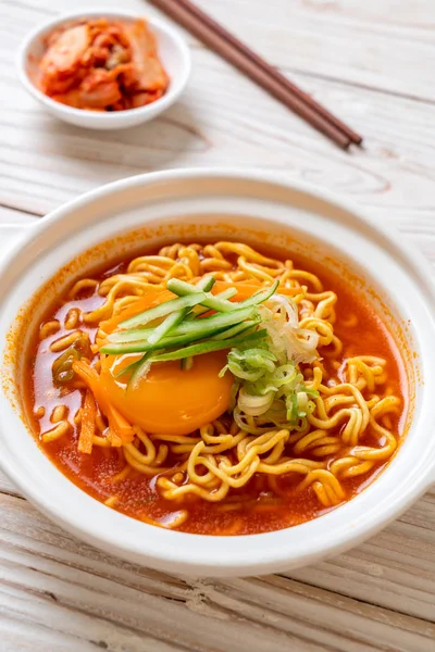 Mie instan pedas korea dengan telur, sayuran dan kimchi — Stok Foto