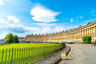 Bath, İngiltere - 30 Ağustos 2019: The famous Royal Crescent at Bath 