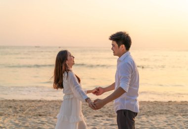 Mutlu çift balayı gidiş tropikal kum plajı üzerinde su içinde seyahat.